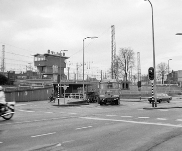 856419 Afbeelding van het transport van betonelementen (voorgespannen liggers) voor het in aanbouw zijnde ...